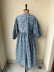 Vestido midi de algodón estilo bohemio azul con estampado de mano, mangas abullonadas, cuello anudado, corte holgado, informal, de verano para mujer. - Product Image 2