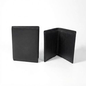 [Mejor Valoración] Cartera Vertical Bifold de Cuero Nappa Suave de Primera Calidad Castello para Hombre, Negra, 11x9cm, con Patrón de Caracteres - Product Image 1