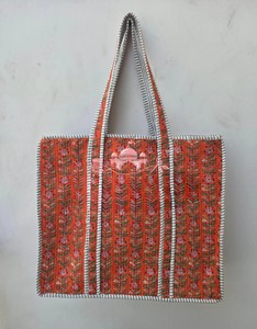 Bolso Tote de Algodón Acolchado con Diseño Floral Jaipuri, Hecho a Mano por Artistas Indios Expertos, Estilo Bohemio Ecológico, con Cierre - Product Image 5