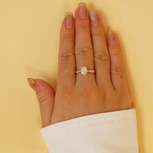 Bague de fiançailles en moissanite de luxe à taille ovale pour femme, disponible à un prix d'exportation abordable - Product Image 5