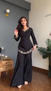 Ensemble exclusif Kurti, bas et dupatta en crêpe de soie lourde, orné d'un riche motif brodé à la sequins. - Product Image 4