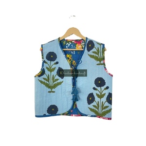 Vente en gros de manteau d'hiver réversible fait à la main en coton avec dentelle à imprimé floral matelassé sans manches style hipster gilet pour femmes - Product Image 1
