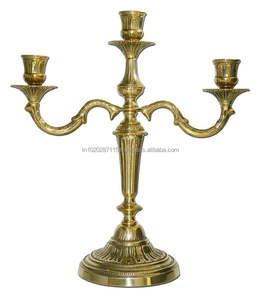 Candelabros de latón decorativos multibrazo con un toque real para espacios de eventos de hoteles o comedores temáticos clásicos - Product Image 1