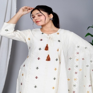 Conjunto de Kurta de Boda Tradicional de Algodón Blanco Elegante para Mujer NIYANI, Bordado Floral Delicado, Dupatta Suave, Ropa Étnica de Rajasthan - Product Image 3