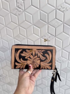 Bolso de mano de cuero con grabado artesanal de diseño moderno, color marrón, para fiestas, multiusos, con correa de transporte fácil. - Product Image 4
