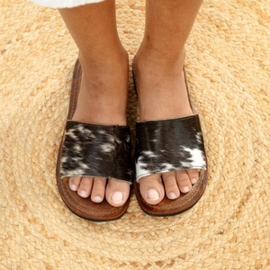 Tongs plates et décontractées en cuir véritable pour femmes, sandales fabriquées à la main, confortables, antidérapantes et respirantes pour l'hiver. - Product Image 1