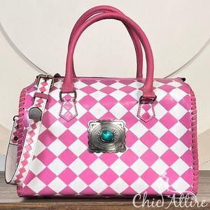 Bolso Grande Speedy a Cuadros Rosa y Blanco con Concho Turquesa, Bolsos Cruzados de Cuero Vacuno Grabado a Mano, Bolsas de Viaje Elegantes - Product Image 1
