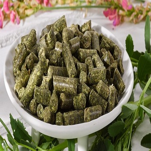 Granulés d'alfalfa naturels de qualité supérieure, fabriqués à partir de foin soigneusement traité, offrant une alimentation pratique et une nutrition fiable pour le bétail. - Product Image 4