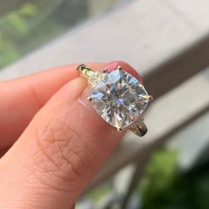 Anillo de compromiso clásico con halo de moissanita blanca de 3 quilates, corte cojín, chapado en oro sobre plata de ley, engaste de púas, corte brillante - Product Image 4