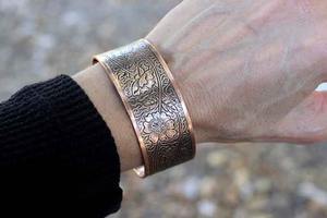 Pulsera de Cobre Hecha a Mano para Hombre y Mujer – Ajustable, Energía Curativa, Joyería de Estilo Vintage, Regalo para Él y Ella - Product Image 3