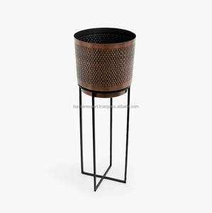 Support pour plante en métal durable fabriqué à partir de matériaux écologiques ajoutant une ambiance naturelle à n'importe quelle pièce - Product Image 2