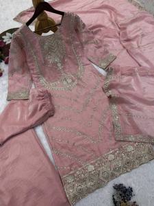 Ensemble de salwar kameez en soie brodée rose avec dupatta pour femmes indiennes/pakistanaises traditionnelles, idéal pour les remises de diplômes, Diwali, mariages - Product Image 5