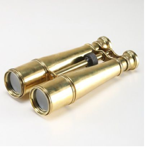 Binoculares de estilo vintage forrados en cuero con detalles en latón y adornos decorativos en oro. Disponible a precios de mayorista. - Product Image 5