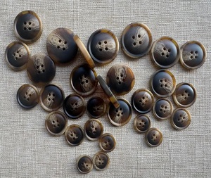 Boutons en corne naturelle écologiques, style 2 trous, tige ronde, technique de polissage artisanal, F S INTERNATIONAL, décoration d'intérieur - Product Image 3