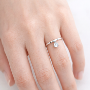 Anillo Clásico de Oro Sólido de 14K y 18K con Diamantes Engastados en Bisel Redondo, Anillo Delgado Apilable para Mujer, Anillo de Promesa Delicado - Product Image 2