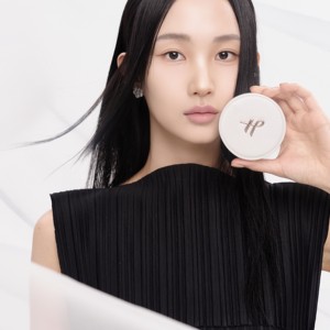 รองพื้นแบบคุชชั่น HWIRAN Maehwa Silk  ครีมบำรุงผิวเกาหลี เนื้อสัมผัสกึ่งแมตต์ ติดทนนาน ปกปิดอย่างเป็นธรรมชาติ เติมได้ ใช้สำหรับแต่งหน้า - Product Image 3