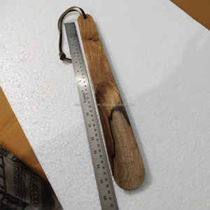 Chausse-pied long en bois de manguier fait main, finition élégante avec boucle en cuir véritable pour un port facile à prix abordable - Product Image 4