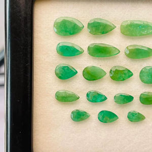 พลอยมรกตธรรมชาติจากแซมเบีย รูปทรงลูกแพร์ น้ำหนัก 18.67 กะรัต คุณภาพดี สีเขียวสวยงาม เงางาม ขัดเงาอย่างสมบูรณ์แบบ เหมาะสำหรับทำเครื่องประดับ - Product Image 3