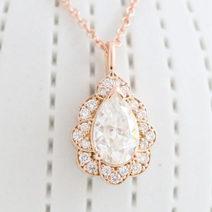 Collar con Colgante de Diamante Cultivado en Laboratorio con Halo de Perlas en Oro Rosa - Product Image 1