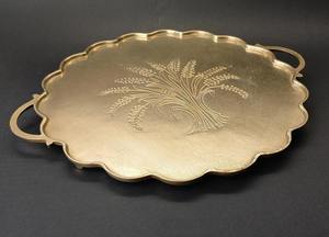 Plateau décoratif en laiton avec motif floral gravé, style traditionnel, forme irrégulière, poignée pour la décoration intérieure, Diwali traditionnel - Product Image 2