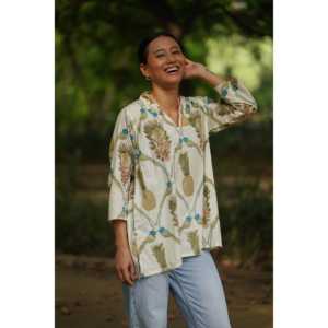 Blusa y camisa con corte acampanado Love Birds para mujer - Product Image 4