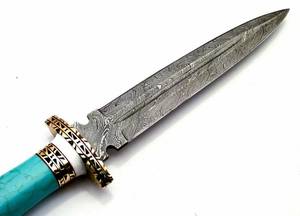มีดปลายหอกเหล็กดามัสกัสเกรด DIY ยี่ห้อ Iron Crown Forge ด้ามเทอร์ควอยซ์ ตกแต่งสีทอง ใบมีดยาว 15 นิ้ว ผลิตตามแบบ OEM สำหรับการตั้งแคมป์ - Product Image 3