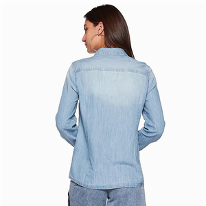 Camisa de mezclilla azul lavada informal para mujer OEM, blusa de moda de alta calidad, diseño adecuado de fábrica, camisa de mezclilla para mujer - Product Image 2