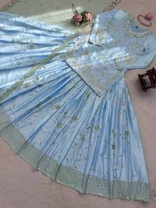 ชุดเลเฮนกาปักลายสีฟ้าอ่อน พร้อมผ้าคลุมไหล่ลายดอกไม้ สไตล์บอลลีวูด สำหรับงานแต่งงานและงานปาร์ตี้ - Product Image 5