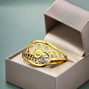 Bague en or à motif floral délicat |   Accent floral bicolore pour femmes |   Bijoux légers de 1,930 grammes - Product Image 2