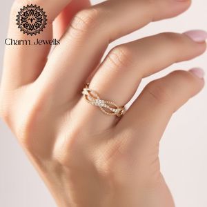 Bague de mariage classique pour femme Charm_Jewells plaquée or 18 carats avec moissanite et sertissage pavé géométrique - Product Image 5