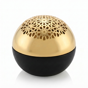 Elegante quemador de incienso esférico con tapa de metal dorado en forma de rejilla y base de madera negra, ideal para fragancias y decoración de lujo para el hogar. - Product Image 1