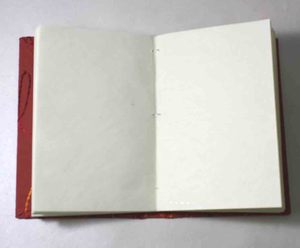 Carnet à couverture rigide avec feuille de couleur rouge et broderie en fil de soie assortie 'LOVE' - Product Image 3