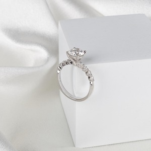 แหวนเพชรเพาะเลี้ยง 2 กะรัต รับรองโดย IGI สี E ความสะอาด VVS2 ทรงกลมสามเม็ด ทองคำขาว 14K แหวนหมั้น - Product Image 5