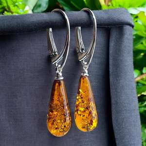 Pendientes de gota de ámbar báltico, pequeños, con gema de miel, colgantes de plata, joyería clásica, regalo para mujer - Product Image 1