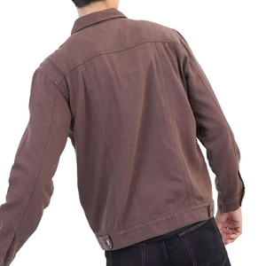 Veste en jean pour homme avec logo personnalisé imprimé, respirante, devant, nouveau look élégant, qualité supérieure, denim délavé moyen, par HI 2026 - Product Image 4