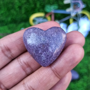 Cœur en Lépidolite Naturelle Gravé Violet – Pierre de Guérison de Luxe pour Reiki, Méditation, Énergie et Décoration – Vente en Gros - Product Image 3
