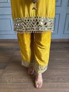 Ensemble indien pakistanais en velours jaune, kurta brodée de miroirs, palazzo, robe traditionnelle pour mariage et festival - Product Image 5