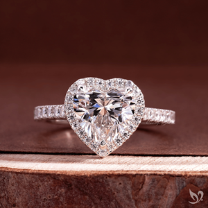Anillo de Diamantes con Halo en Forma de Corazón de 2 Quilates, Piedra Central Cultivada en Laboratorio, Banda Pavé Brillante, Oro Blanco - Product Image 1