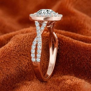 แหวนหมั้นทรงกลมประดับโมอิสซาไนต์ทรงกลมแบบ Halo Prong Setting ชุบทองคำสีกุหลาบ สำหรับผู้หญิง ของขวัญเครื่องประดับเจ้าสาว สไตล์หรูหราแบบอเมริกัน - Product Image 2