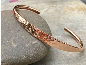 Brazalete de cobre y plata con patrón geométrico, joyería metálica - Product Image 6