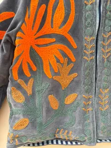 Chaqueta Reversible de Terciopelo Gris Oscuro Premium para Mujer con Bordado a Mano de Cadena en Naranja Intenso y Marrón - Product Image 6