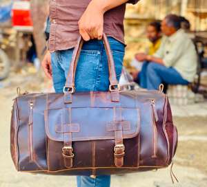 Elegante Bolsa de Viaje de Cuero de Grano Completo, Gran Capacidad, Ecológica, Multifuncional, con Cierres Suaves y Asa de Hombro Cómoda - Product Image 1