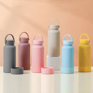 Botella de acero de doble capa ecológica para exteriores, termo para aventuras con taza incorporada con agarre de silicona. - Product Image 3