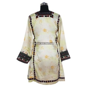 Vestido Balochi Bohemio Vintage Único Hecho a Mano BDR044, de Algodón con Mangas Largas, Borlas y Monedas Étnicas Tribales - Product Image 2