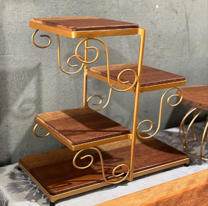 Juego de tres soportes cuadrados dorados para pasteles con adornos de filigrana y cristales, disponibles a precios de mayorista. - Product Image 6