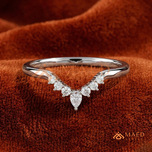 Anillo Chevron de Plata de Ley 925 con Moissanita y Contorno Asimétrico - Product Image 1