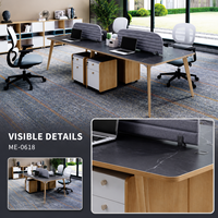 Bureau de travail rectangulaire moderne pour quatre personnes en bois avec dessus aspect pierre, écrans d'intimité gris et rangement sur pied