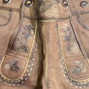 Pantalones Cortos Lederhosen Bávaros Bordados para Hombre, Bordado Floral Hecho a Mano, Cierre de Botones, Cintura Alta, Largo Bermuda, Casual - Product Image 2