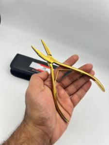 Pinzas de punta plana de acero inoxidable sólido de calidad premium, color oro plasma, para extensiones de cabello, con logotipo personalizado y estuches de cuero. - Product Image 2