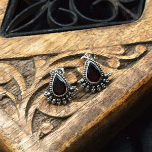 Boucles d'oreilles en argent sterling 925 avec grenat rouge naturel en forme de poire, bijoux en argent faits à la main avec pierres précieuses, fournisseur en gros - Product Image 3